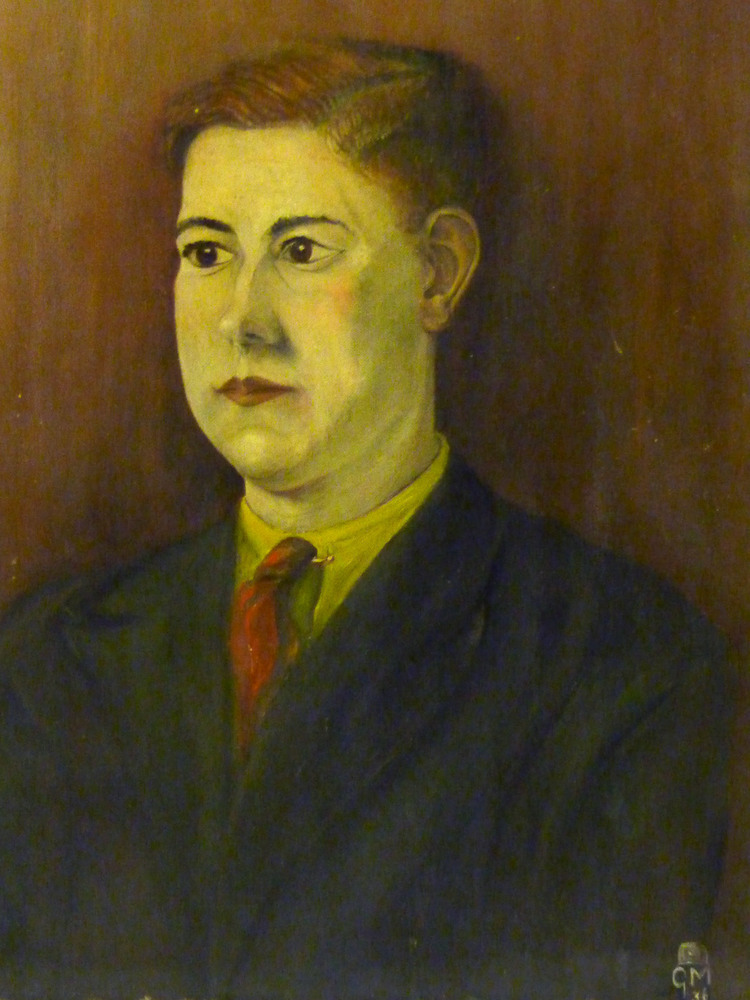 olieverfschilderij op linnen van 43 x 60 cm, afbeeldende een jonge man van in de dertig en profile naar links, met rode das en gouden dasspeld. Het is nog al een donker schilderstuk en het doet erg amateuristisch en plastisch aan, alsof je naar een pop kijkt, compleet met rode wangetjes. Rechtsonder gesigneerd G.M. 36. Olieverf zelfportret van beeldhouwer Geert Marree, die toen 31 jaar oud was. Geert Marree werd op 21 september 1905 geboren te Assen. In 1926 verruilde hij Assen voor Amsterdam en volgde daar een opleiding tot tekenleraar aan de Rijksopleiding-instituut. Hij kreeg les van Huib Luns. Daarna volgde hij tot 1935 een opleiding tot beeldhouwer aan het Instituut voor Kunst- nijverheidsonderwijs te Amsterdam en kreeg les van Barend Jordens en Cornelis Antonius Oosschot. Geert Marree was te herkennen aan zijn realistische stijl, vooral dier- en mensfiguren. Het realisme kenmerkte zich als een groet aan de gewone arbeiders aan het werk op het land, en beeldde alledaagse gebeurtenissen uit, met veel aardetinten en realistische verhoudingen en kleuren. Critici vonden dat er teveel nadruk gelegd werd op dat wat lelijk was. Geert Marree was ongeveer 20 jaar werkzaam als beeldhouwer en medailleur, daarna was hij docent aan de Kunstnijverheidsschool Quellinus te Amsterdam en leraar handtekenen te Velsen, IJmuiden en Groot Mokum. In 1953 ontwikkelde hij een nieuwe manier van vioolbouwen die hij, autodidact als hij was, geheel zelf had ontwikkeld. In 1969 vestigde hij zich in Friesland. Hij overleed op 26 oktober 1978 te Baarderadeel.